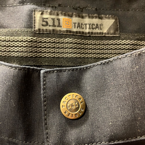 Gently used Women’s 5.11 Tactical EMS pants. Excellent condition.  Navy. size 6L - Picture 2 of 11